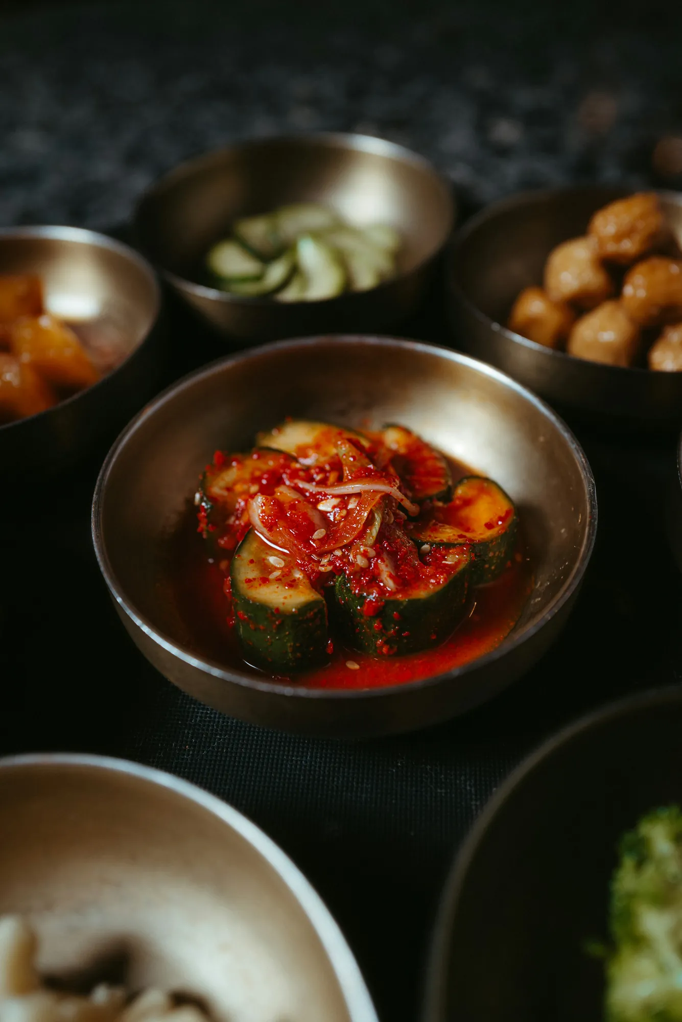 놋그릇에 담긴 오이김치와 여러 반찬