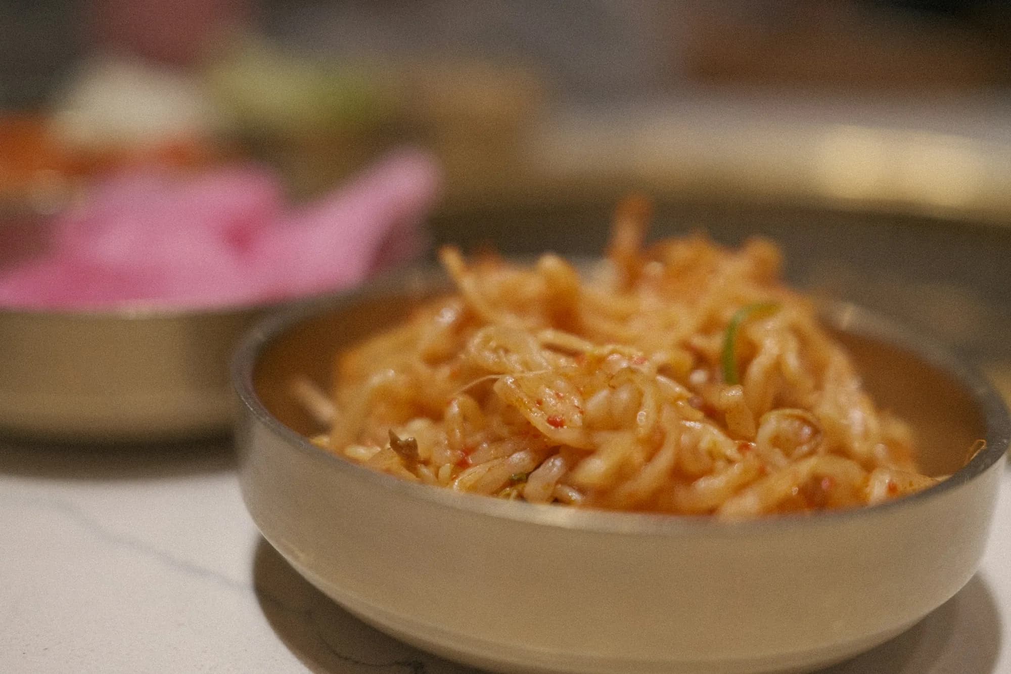 놋그릇에 담긴 반찬 여러 가지